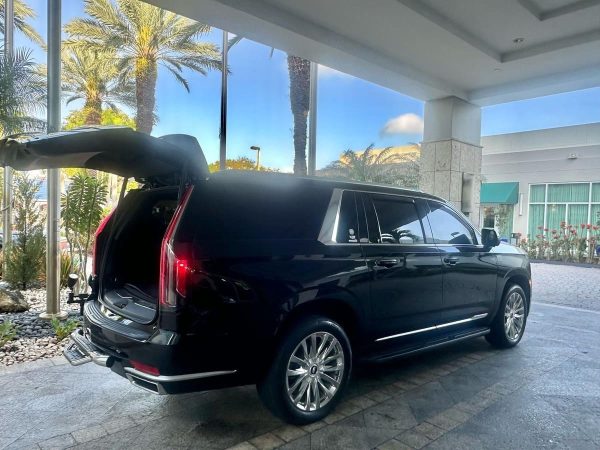BLACK SUBURBAN con chofer - Imagen 2