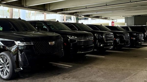 BLACK SUBURBAN con chofer - Imagen 4